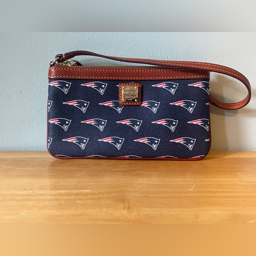 New without tags Authentic Dooney and Bourke Patriots Printed NFL zip clutch